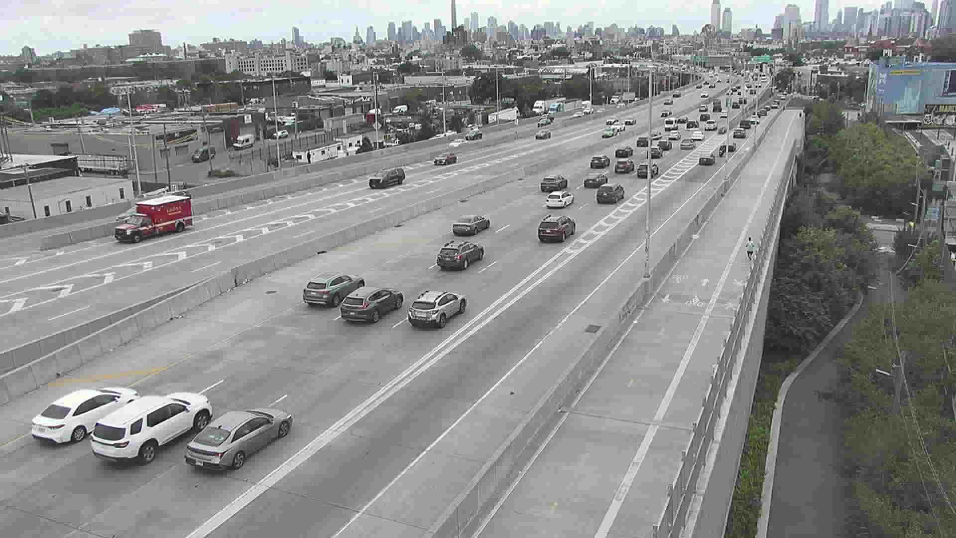 Live traffic camera view of Brooklyn-Queens Expwy @ Stewart Ave (westbound), Brooklyn, New York City